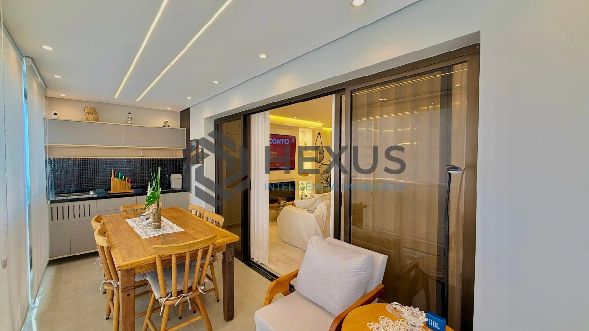 Foto 10 de Apartamento reformado com varanda e lazer a 300m da praia nas Pitangueiras, Guarujá