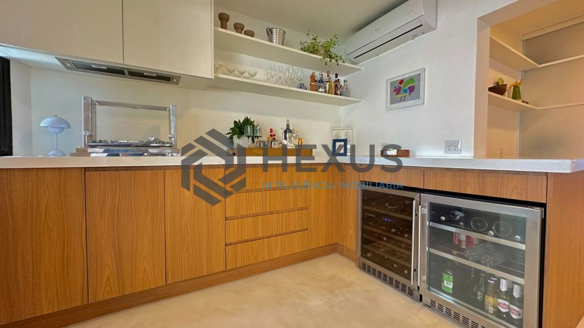 Foto 19 de Apartamento reformado com varanda vista mar e lazer na beira mar da praia na Enseada, Guarujá