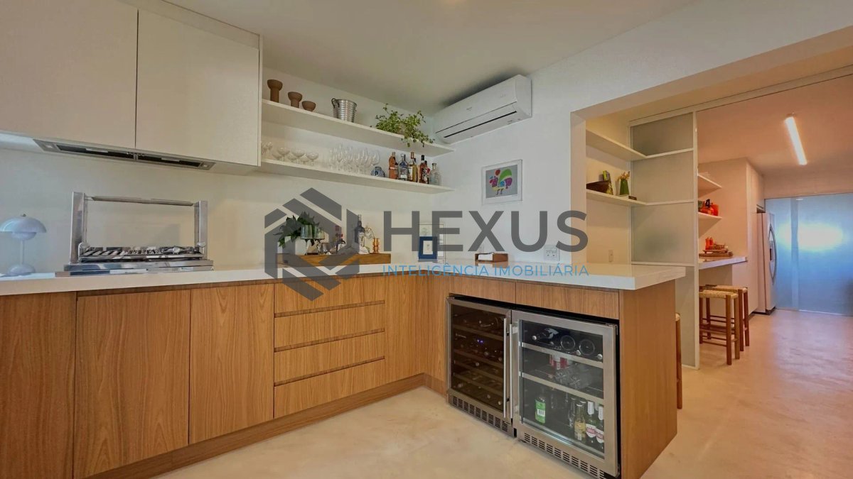 Foto 20 de Apartamento reformado com varanda vista mar e lazer na beira mar da praia na Enseada, Guarujá