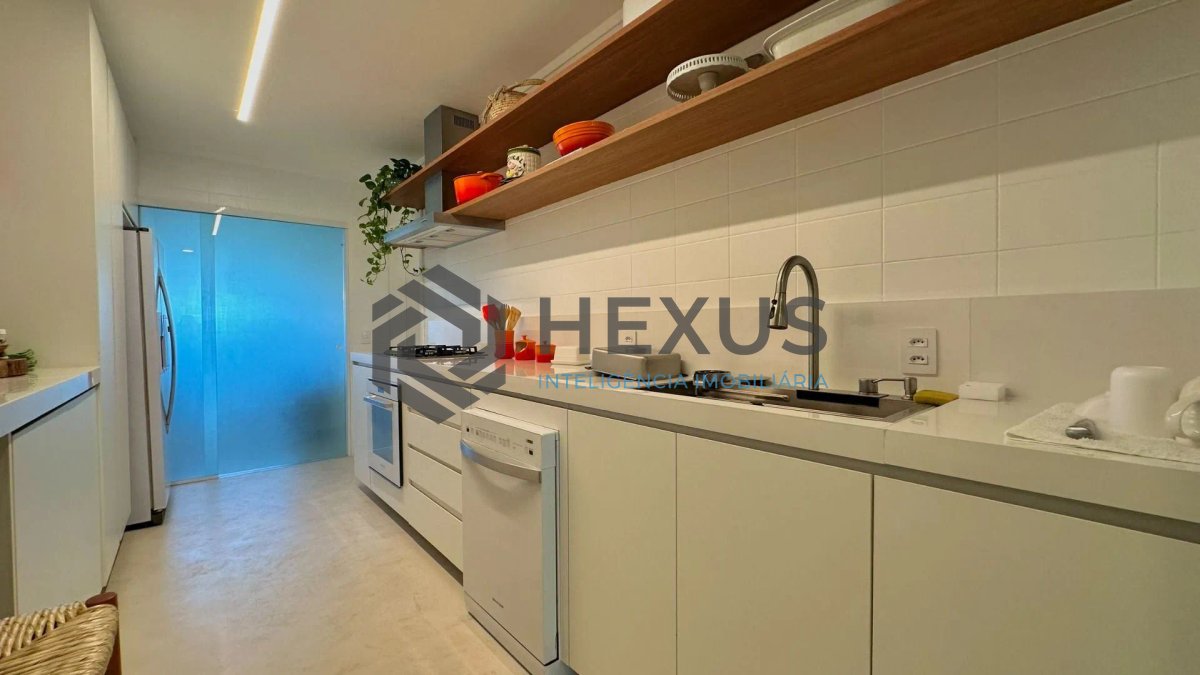 Foto 23 de Apartamento reformado com varanda vista mar e lazer na beira mar da praia na Enseada, Guarujá