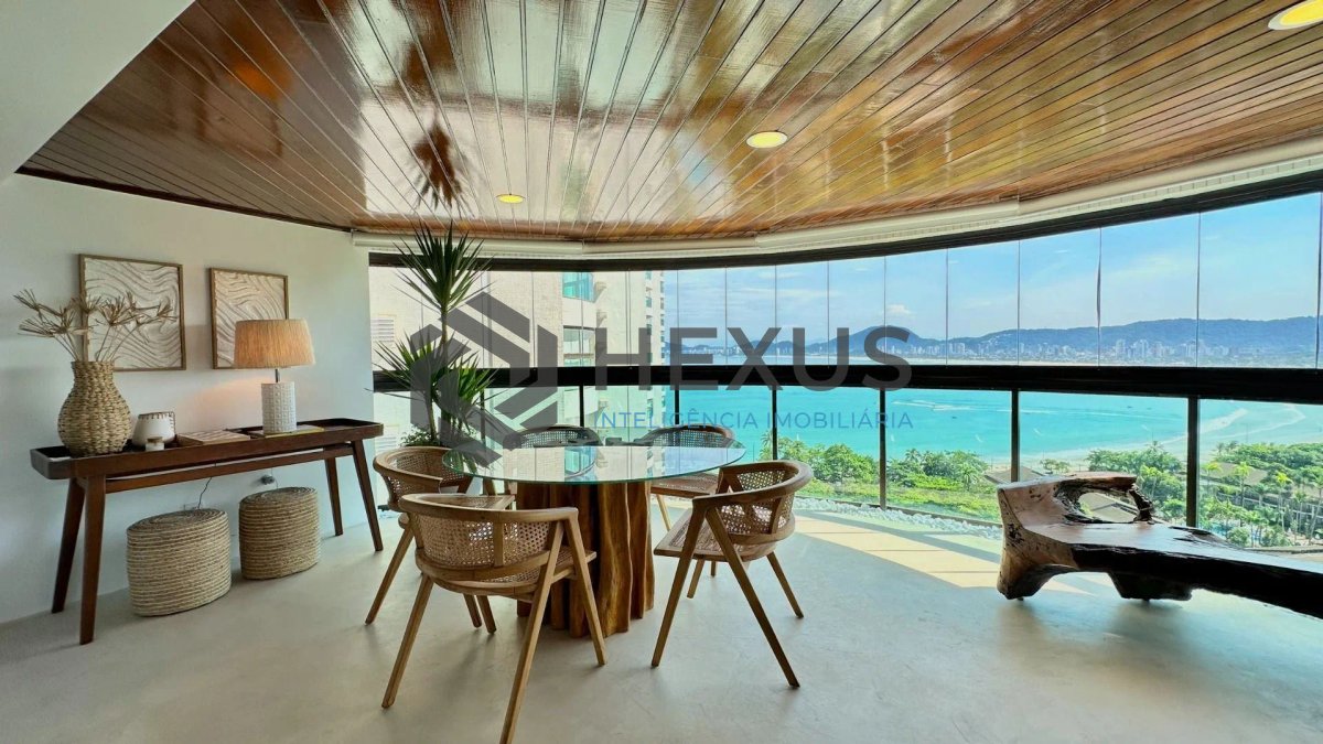 Foto 8 de Apartamento reformado com varanda vista mar e lazer na beira mar da praia na Enseada, Guarujá