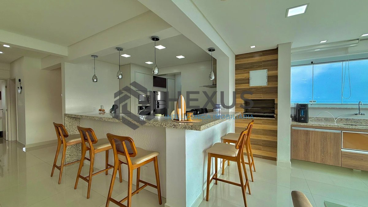 Foto 11 de Apartamento reformado com varanda vista mar e lazer a 300m da praia na Enseada, Guarujá