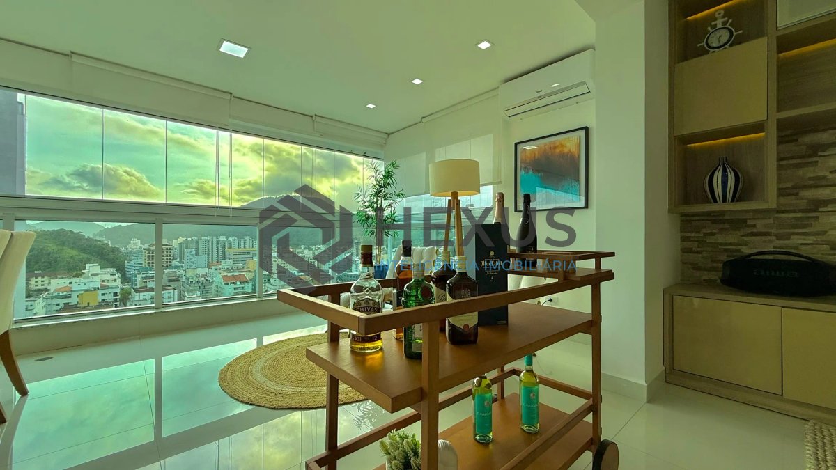 Foto 14 de Apartamento reformado com varanda vista mar e lazer a 300m da praia na Enseada, Guarujá