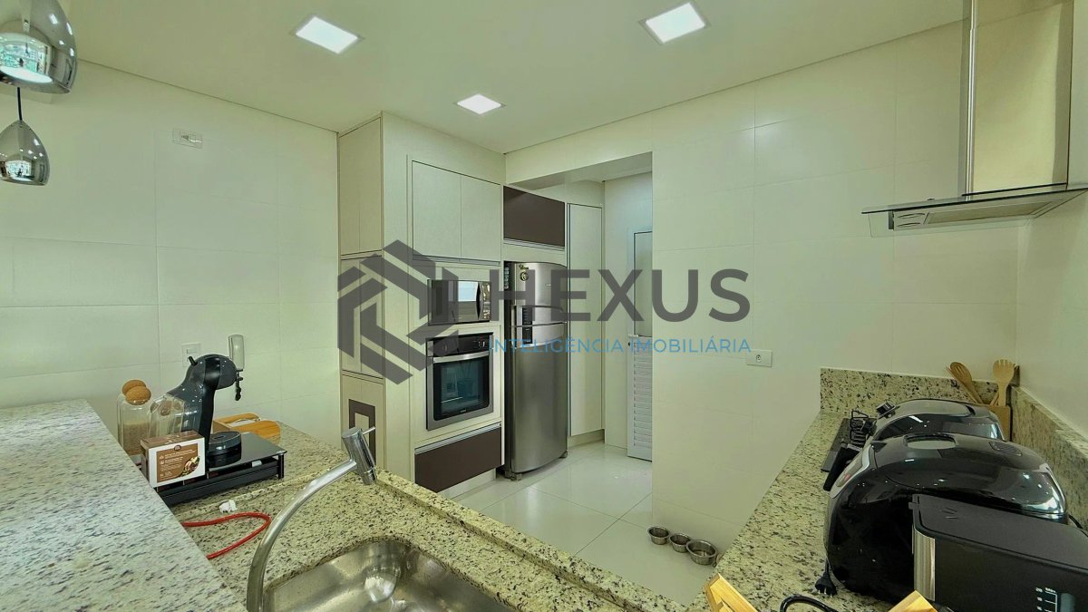 Foto 17 de Apartamento reformado com varanda vista mar e lazer a 300m da praia na Enseada, Guarujá