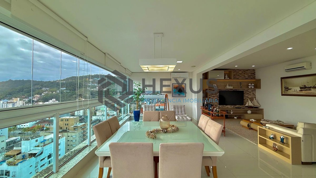 Foto 3 de Apartamento reformado com varanda vista mar e lazer a 300m da praia na Enseada, Guarujá