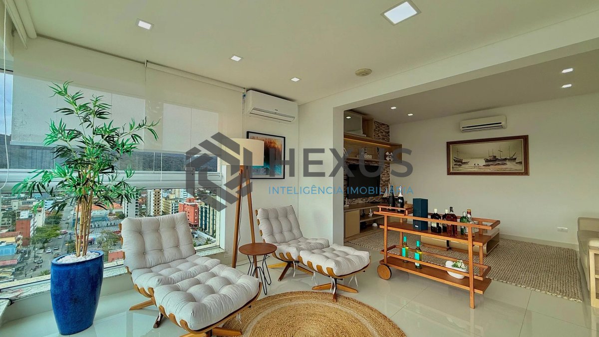 Foto 6 de Apartamento reformado com varanda vista mar e lazer a 300m da praia na Enseada, Guarujá