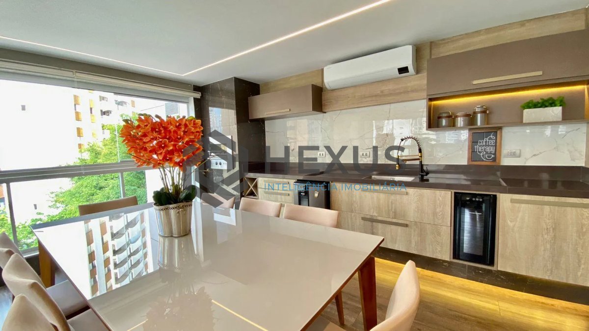 Foto 9 de Apartamento reformado com varanda gourmet e lazer a 150m da praia nas Pitangueiras, Guarujá