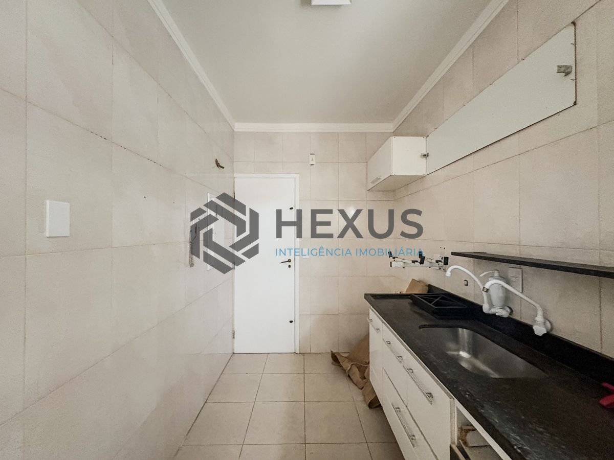 Foto 13 de Apartamento com varanda e lazer a 300m da praia na Enseada, Guarujá