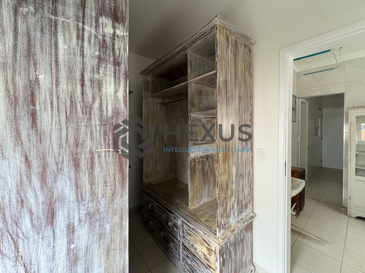 Foto 17 de Apartamento com varanda e lazer a 300m da praia na Enseada, Guarujá