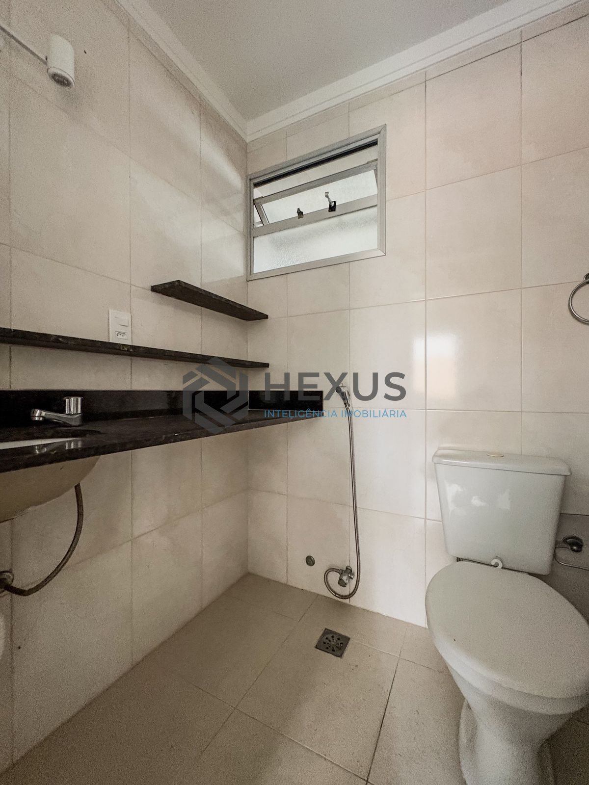 Foto 6 de Apartamento com varanda e lazer a 300m da praia na Enseada, Guarujá