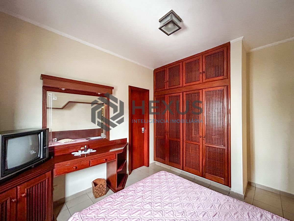 Foto 11 de Apartamento com varanda a 250m da praia na Enseada, Guarujá