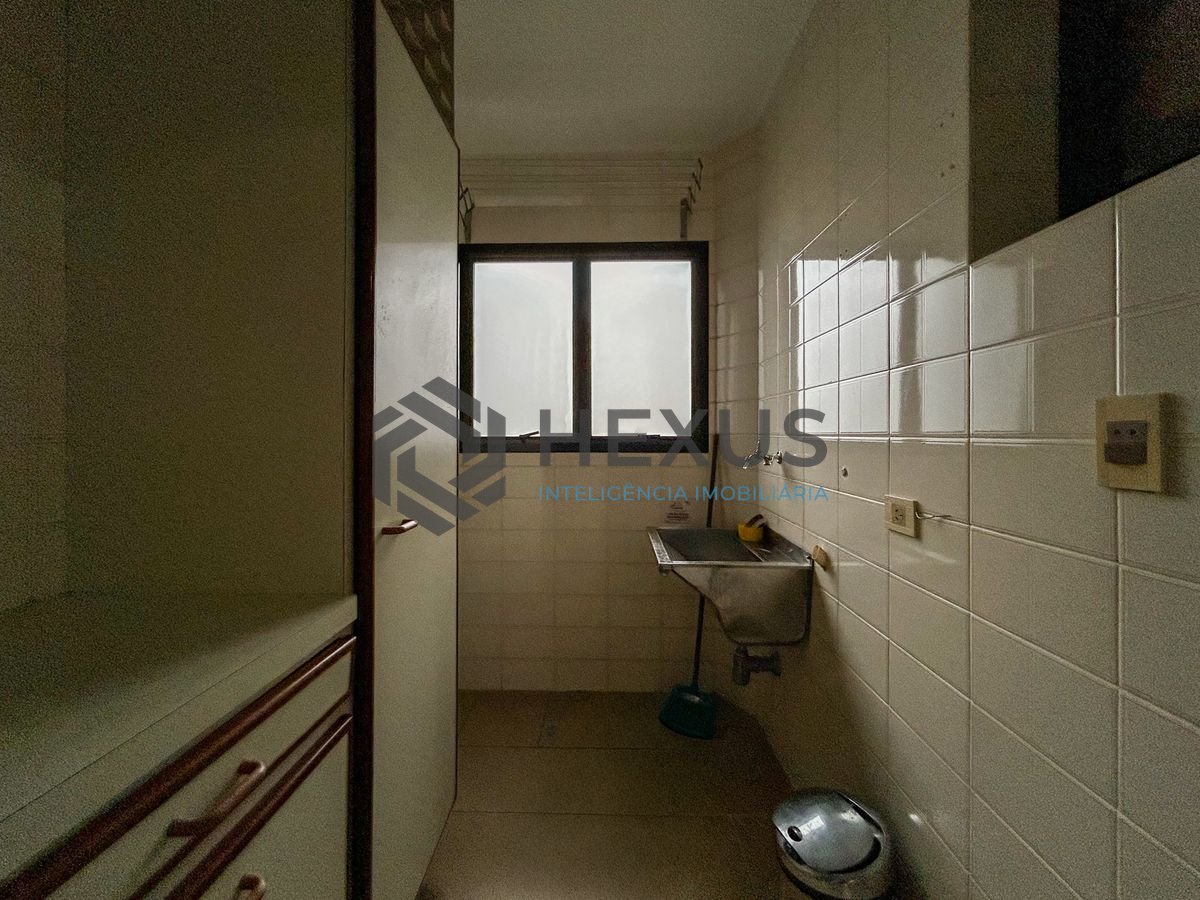 Foto 27 de Apartamento com varanda a 250m da praia na Enseada, Guarujá