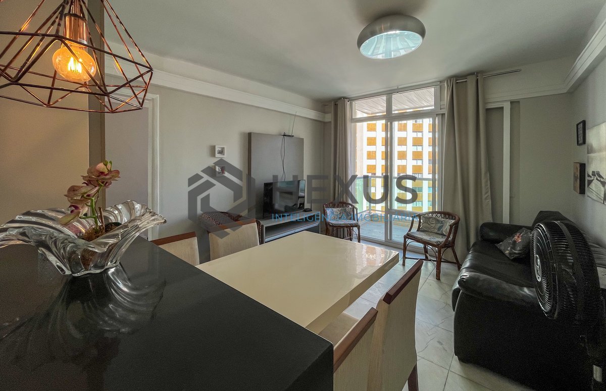 Foto 2 de Apartamento reformado com varanda vista mar na beira mar da praia nas Pitangueiras, Guarujá