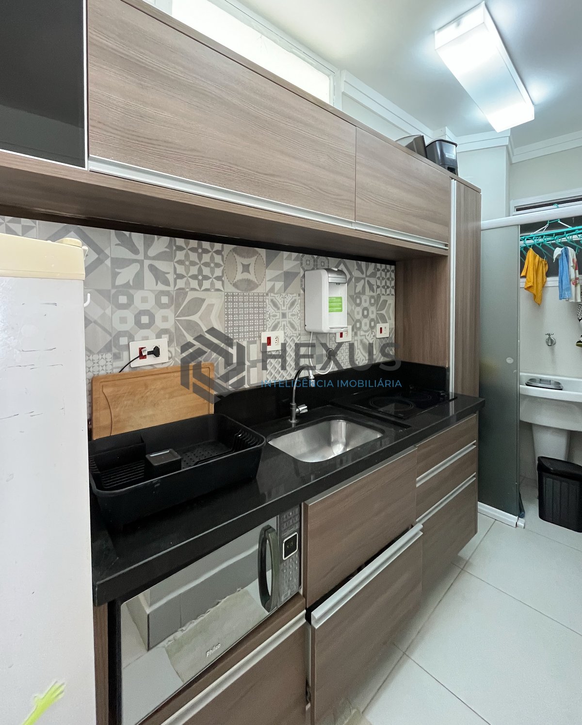 Foto 21 de Apartamento reformado com varanda vista mar na beira mar da praia nas Pitangueiras, Guarujá
