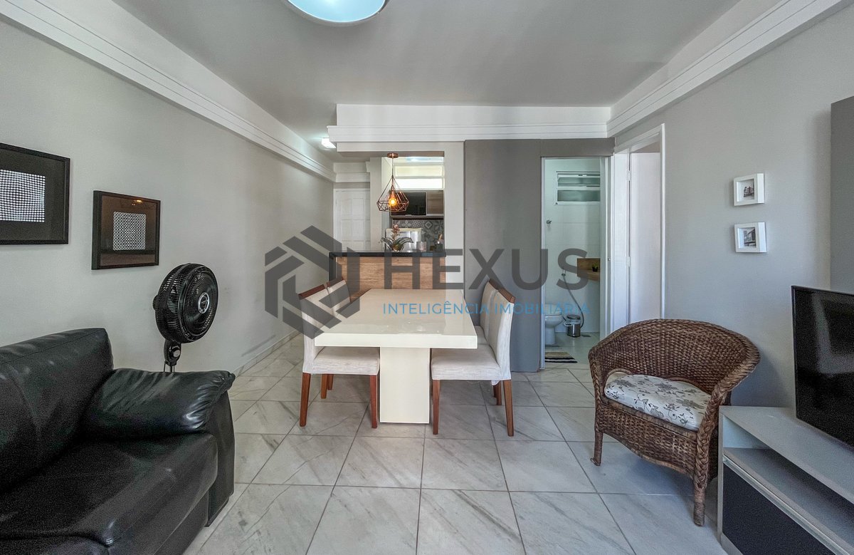 Foto 7 de Apartamento reformado com varanda vista mar na beira mar da praia nas Pitangueiras, Guarujá