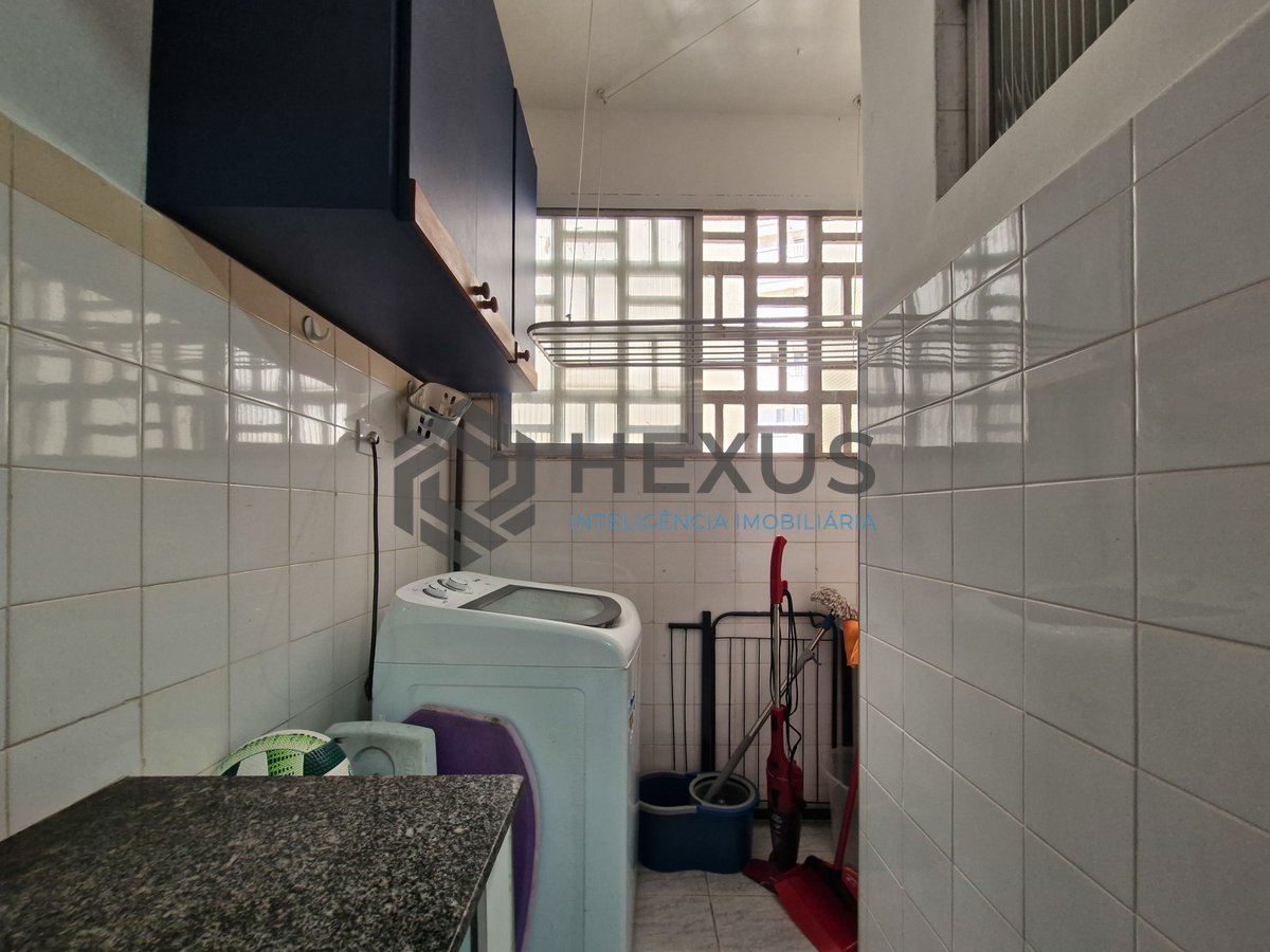 Foto 16 de Apartamento com varanda na quadra mar da praia nas Pitangueiras, Guarujá