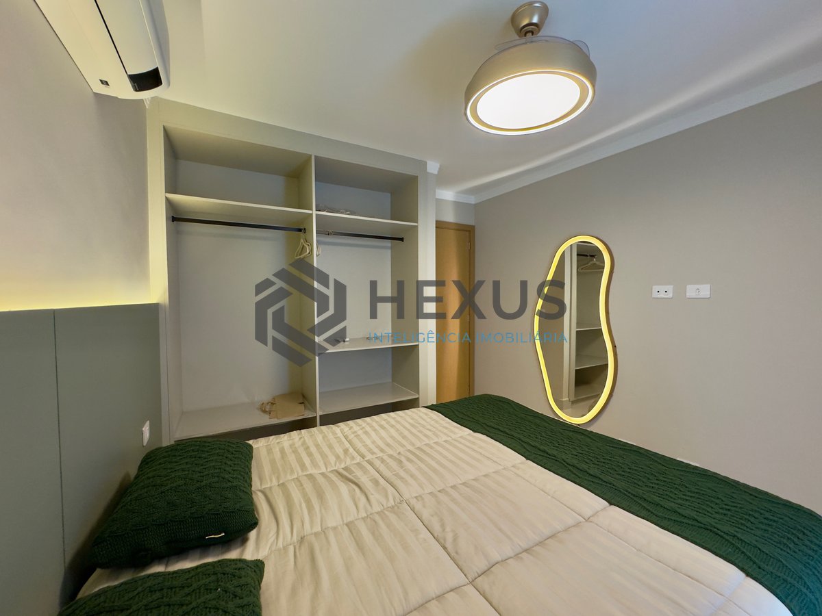 Foto 19 de Apartamento reformado com varanda vista mar e lazer na beira mar das Pitangueiras, Guarujá
