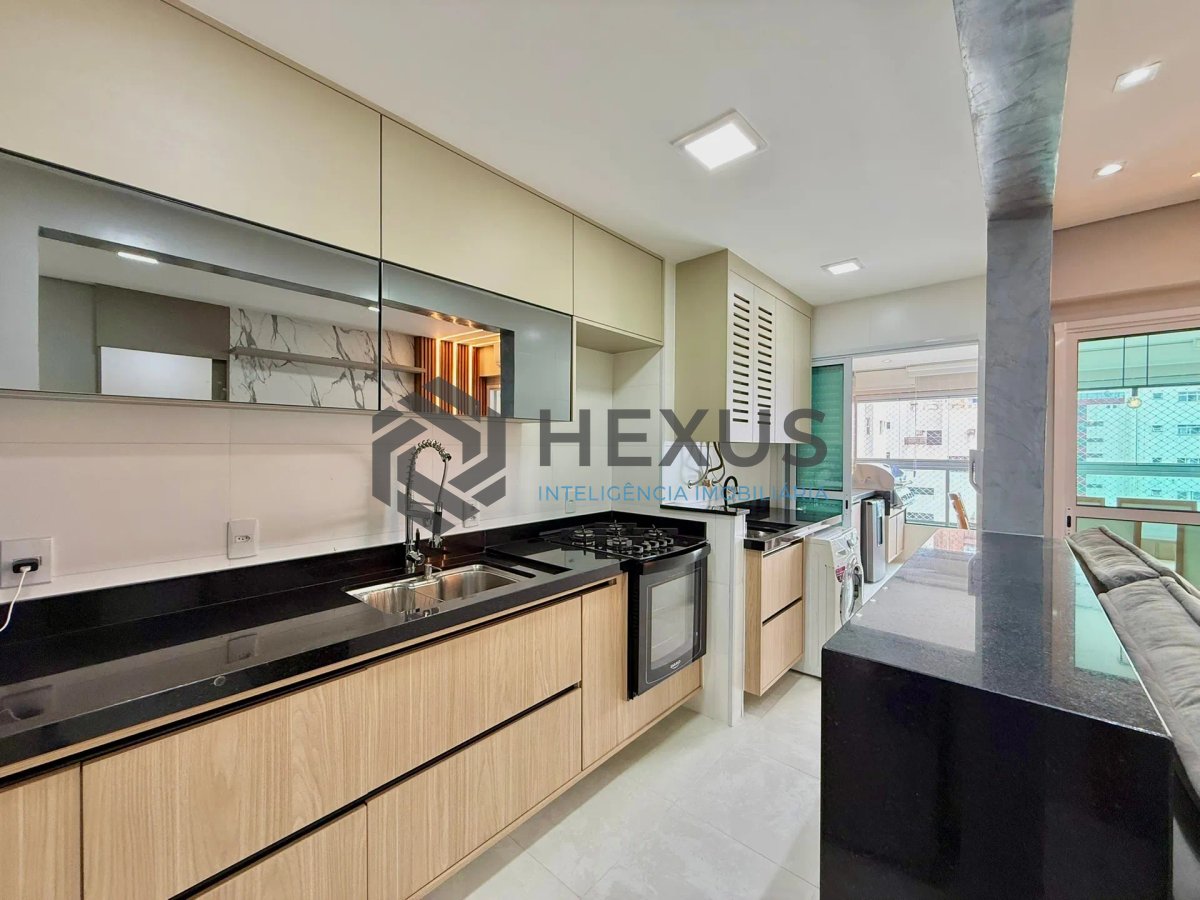 Foto 16 de Apartamento reformado com varanda gourmet e lazer a 100m da praia no Jardim Astúrias, Guarujá