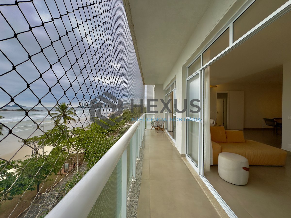 Foto 3 de Apartamento reformado frente mar com varanda vista mar e vaga privativa, na Praia das Pitangueiras à venda, Guarujá-SP.