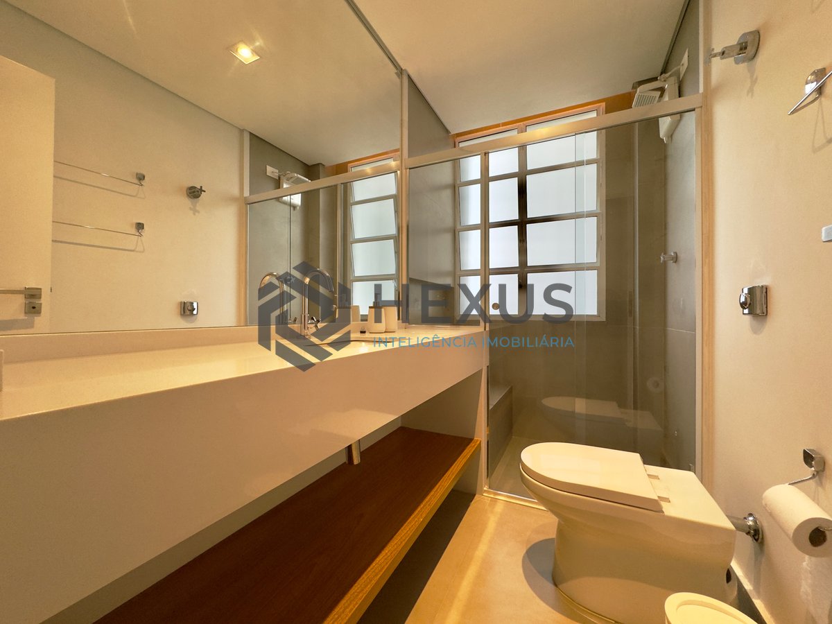 Foto 35 de Apartamento reformado frente mar com varanda vista mar e vaga privativa, na Praia das Pitangueiras à venda, Guarujá-SP.