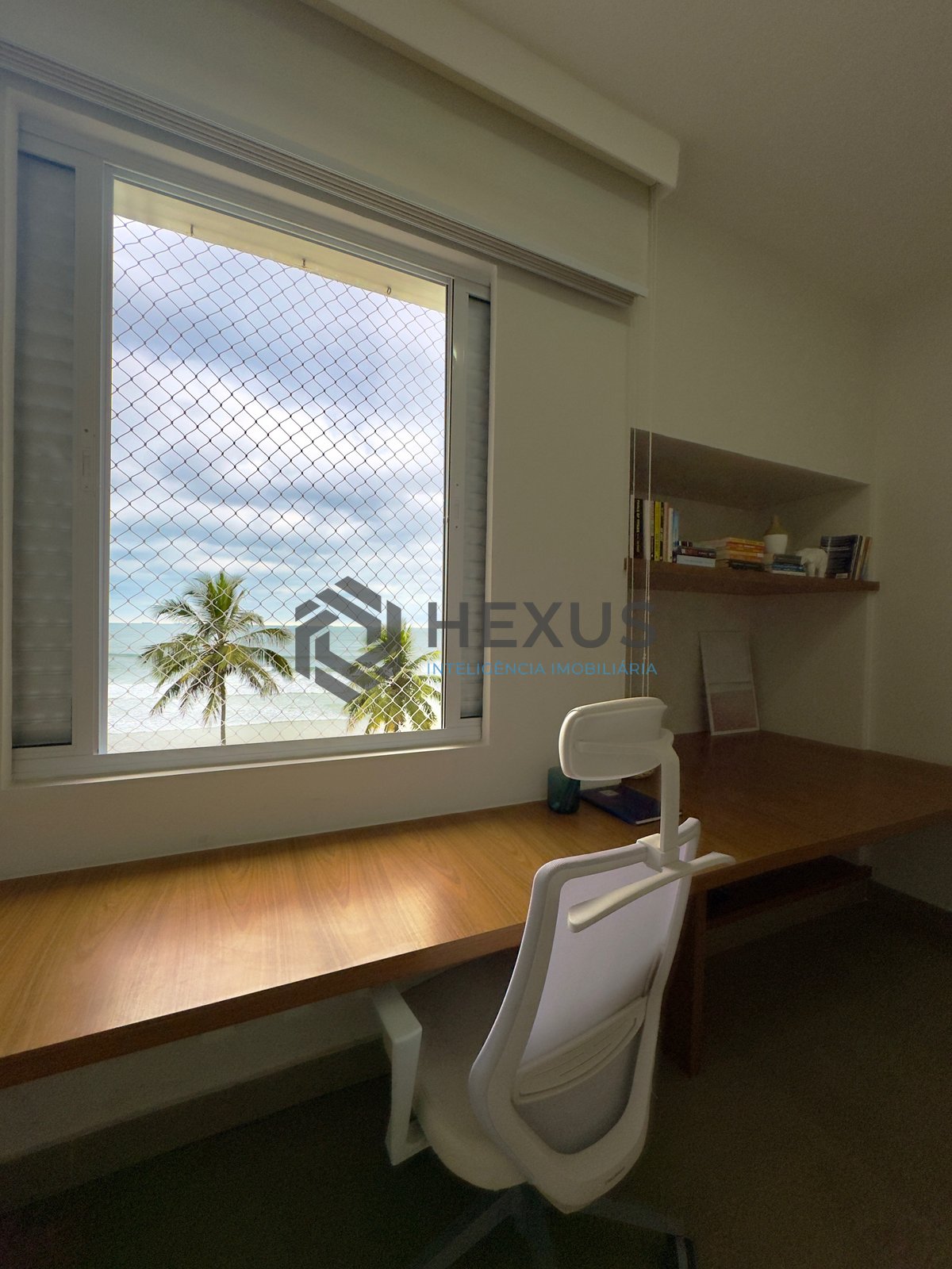 Foto 36 de Apartamento reformado frente mar com varanda vista mar e vaga privativa, na Praia das Pitangueiras à venda, Guarujá-SP.