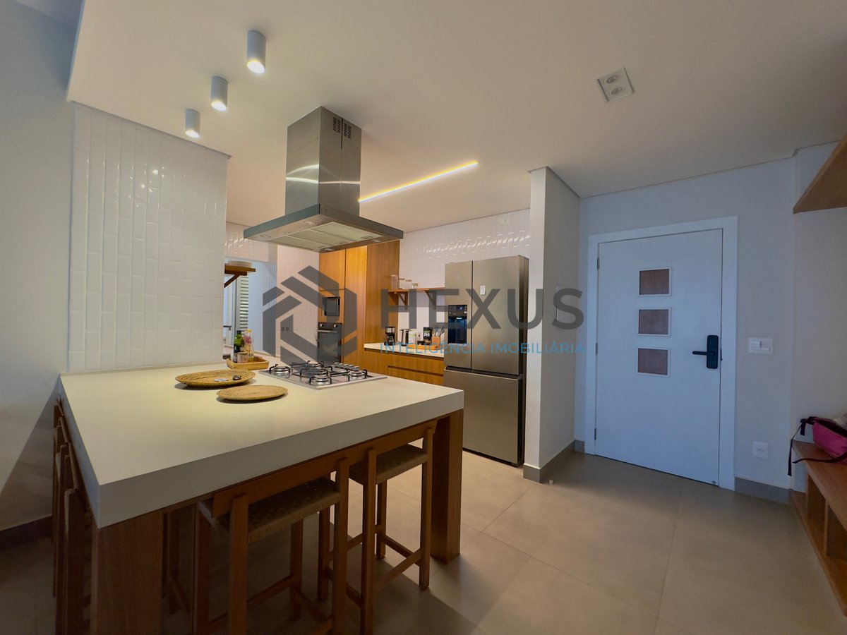 Foto 40 de Apartamento reformado frente mar com varanda vista mar e vaga privativa, na Praia das Pitangueiras à venda, Guarujá-SP.