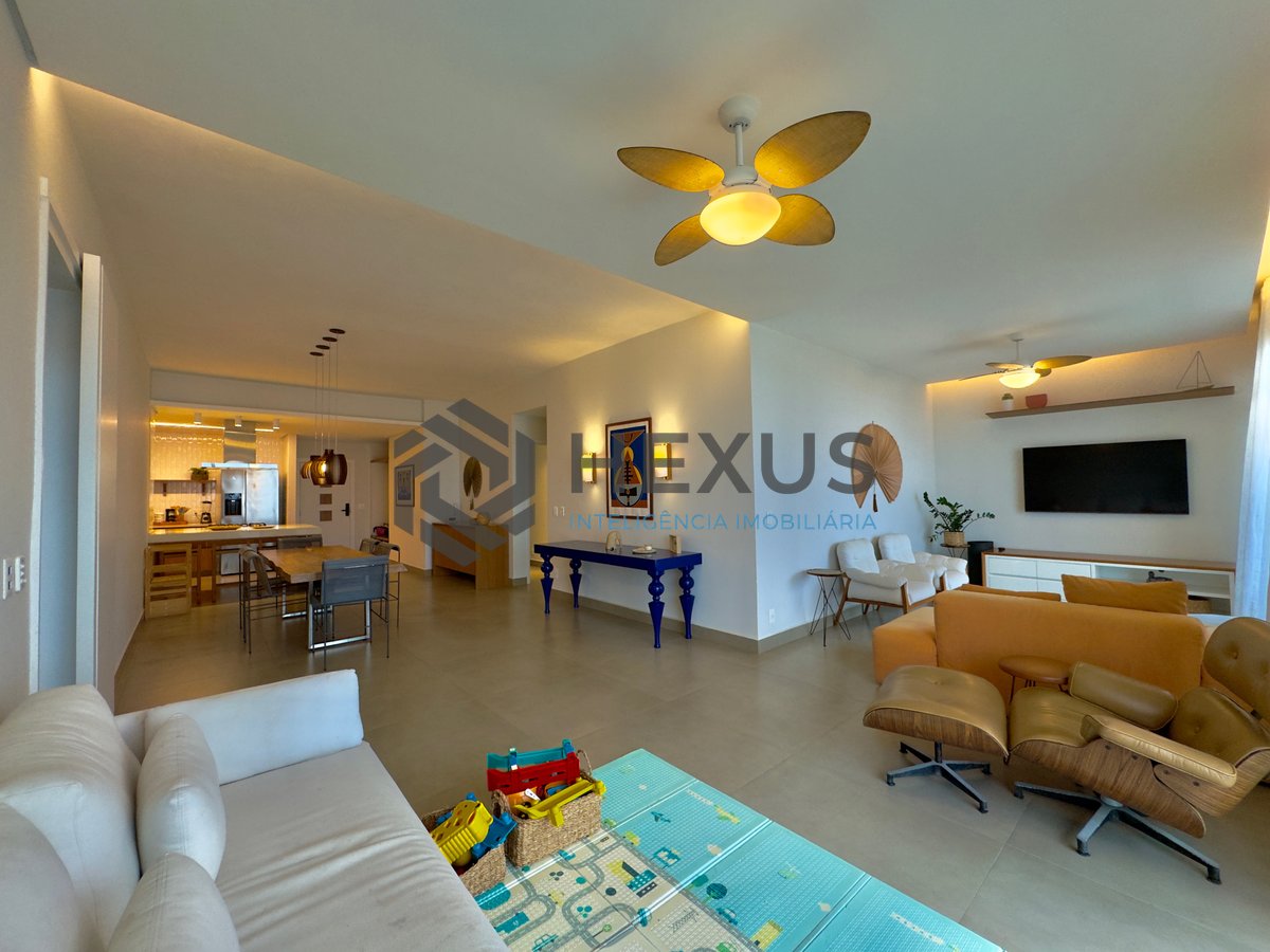 Foto 5 de Apartamento reformado frente mar com varanda vista mar e vaga privativa, na Praia das Pitangueiras à venda, Guarujá-SP.