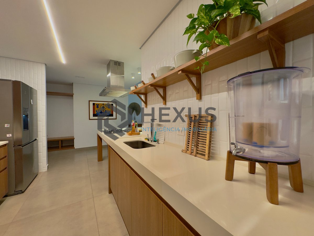 Foto 43 de Apartamento reformado frente mar com varanda vista mar e vaga privativa, na Praia das Pitangueiras à venda, Guarujá-SP.
