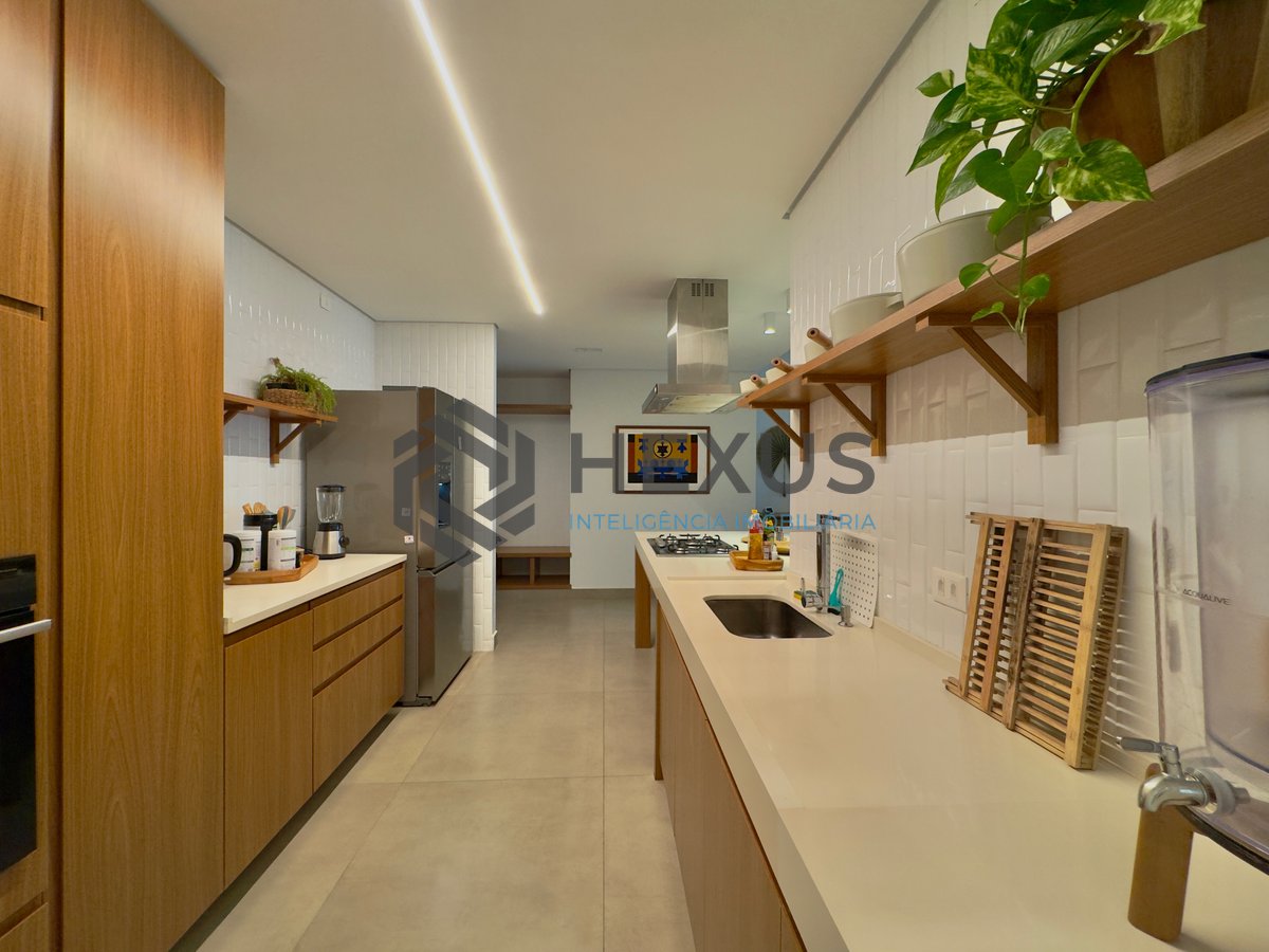 Foto 44 de Apartamento reformado frente mar com varanda vista mar e vaga privativa, na Praia das Pitangueiras à venda, Guarujá-SP.
