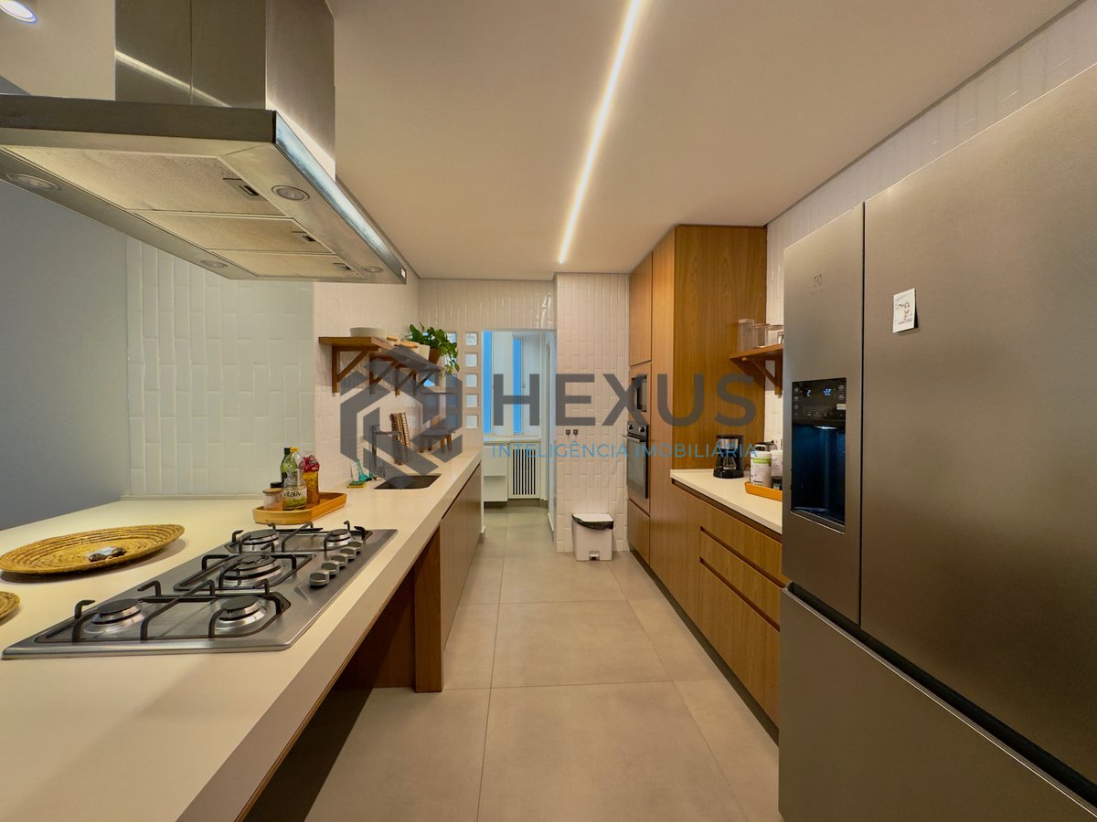 Foto 46 de Apartamento reformado frente mar com varanda vista mar e vaga privativa, na Praia das Pitangueiras à venda, Guarujá-SP.