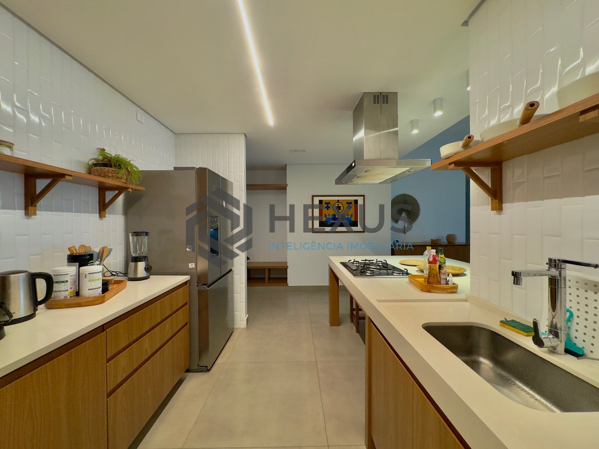 Foto 47 de Apartamento reformado frente mar com varanda vista mar e vaga privativa, na Praia das Pitangueiras à venda, Guarujá-SP.