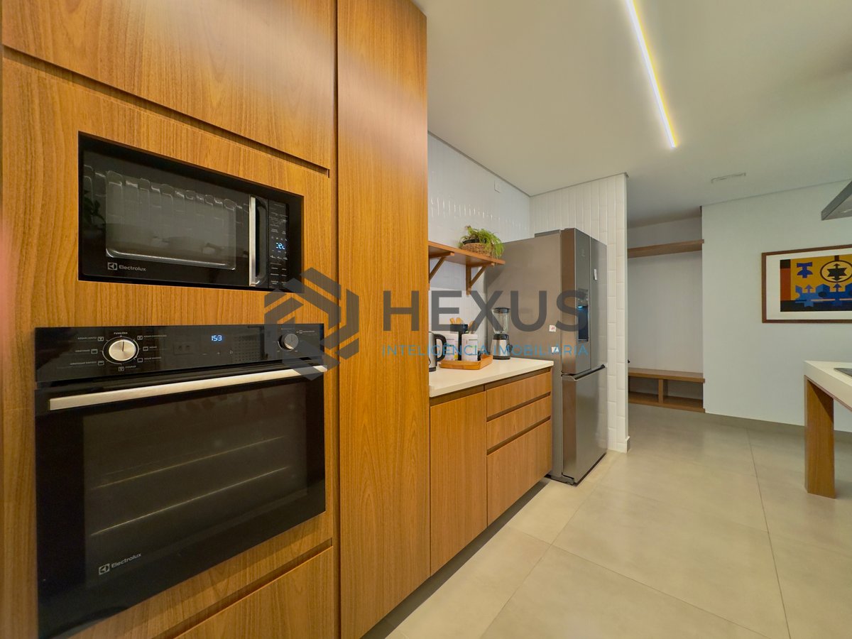 Foto 48 de Apartamento reformado frente mar com varanda vista mar e vaga privativa, na Praia das Pitangueiras à venda, Guarujá-SP.