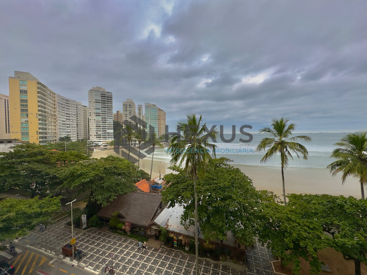 Foto 6 de Apartamento reformado frente mar com varanda vista mar e vaga privativa, na Praia das Pitangueiras à venda, Guarujá-SP.