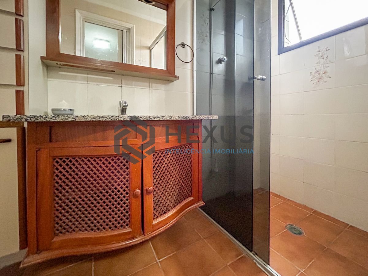 Foto 20 de Apartamento com varanda a 300m da praia na Enseada, Guarujá