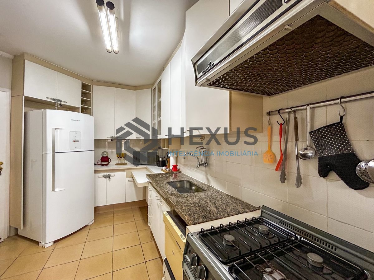 Foto 32 de Apartamento com varanda a 300m da praia na Enseada, Guarujá