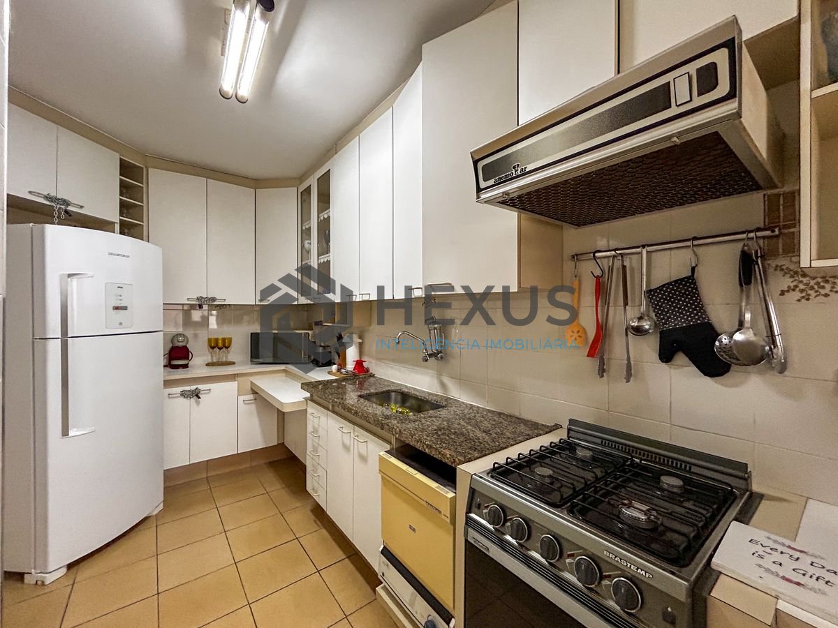 Foto 33 de Apartamento com varanda a 300m da praia na Enseada, Guarujá