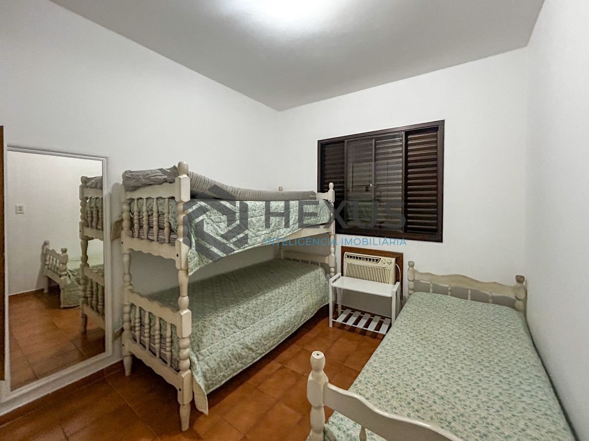 Foto 15 de Apartamento com varanda a 300m da praia na Enseada, Guarujá