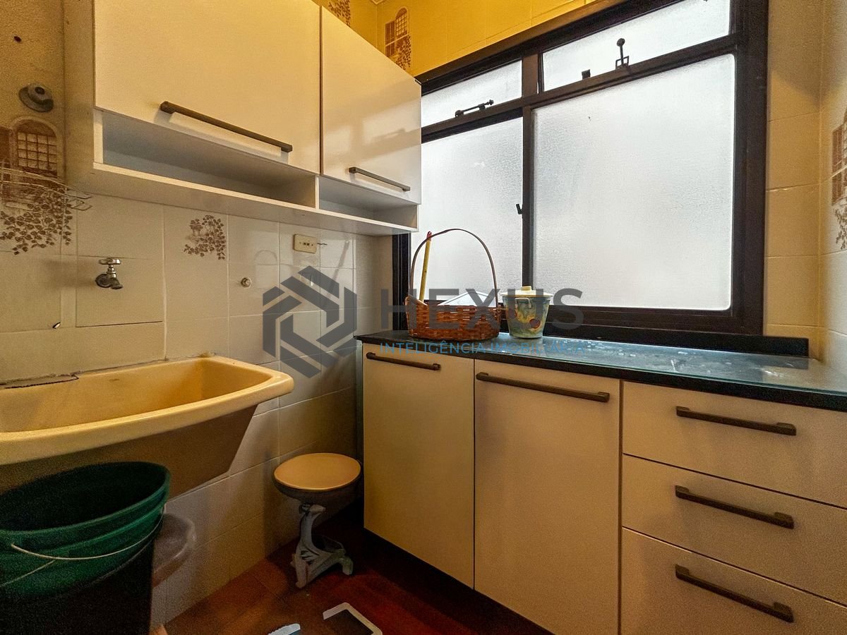Foto 20 de Apartamento com varanda a 300m da praia na Enseada, Guarujá