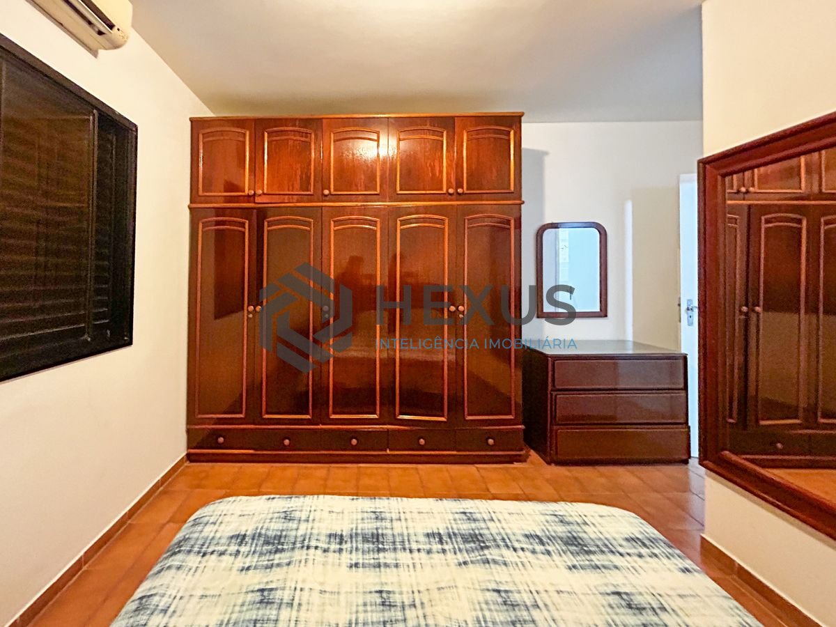 Foto 10 de Apartamento com varanda a 300m da praia na Enseada, Guarujá