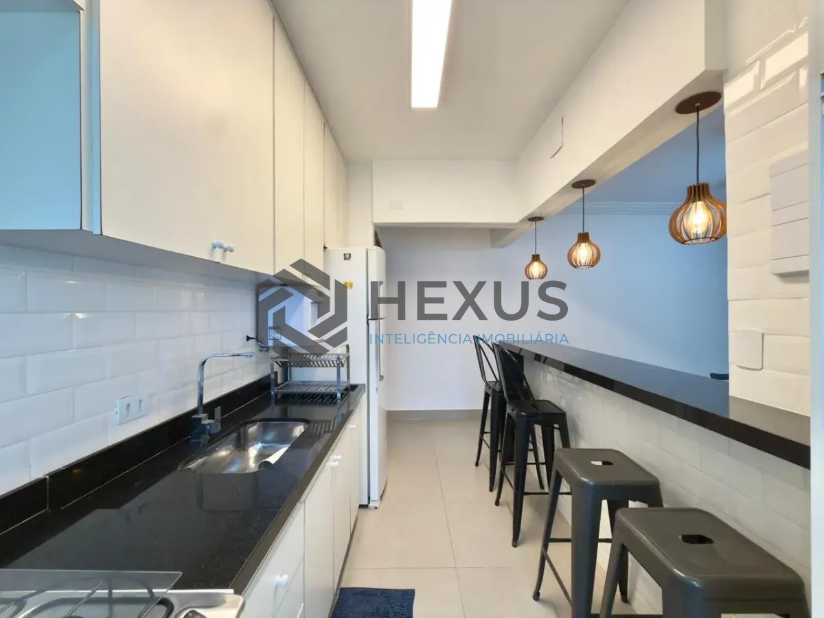 Foto 11 de Apartamento reformado com varanda vista mar e lazer a 300m da praia na Enseada, Guarujá