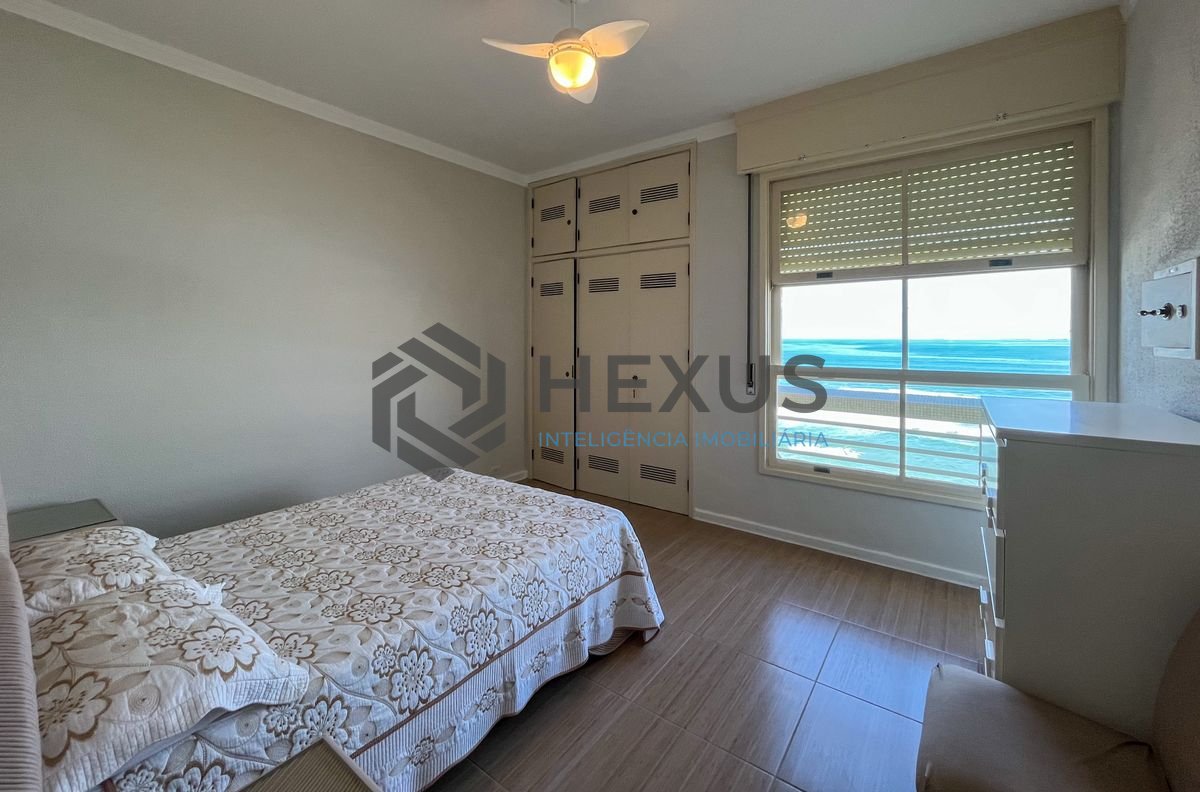Foto 18 de Apartamento reformado frente mar com varanda vista mar nas Pitangueiras, Guarujá