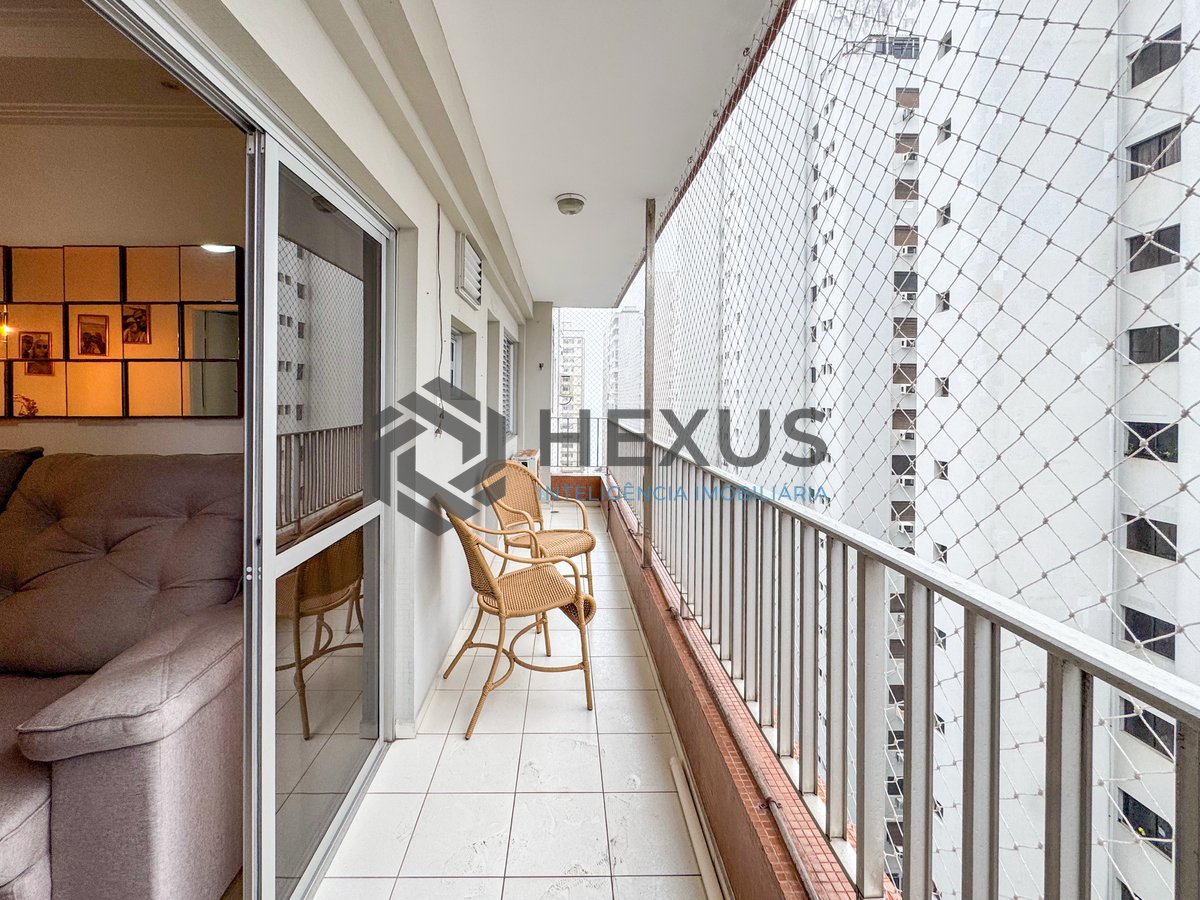 Foto 4 de Apartamento com varanda vista mar a 2 quadras da praia nas Pitangueiras, Guarujá