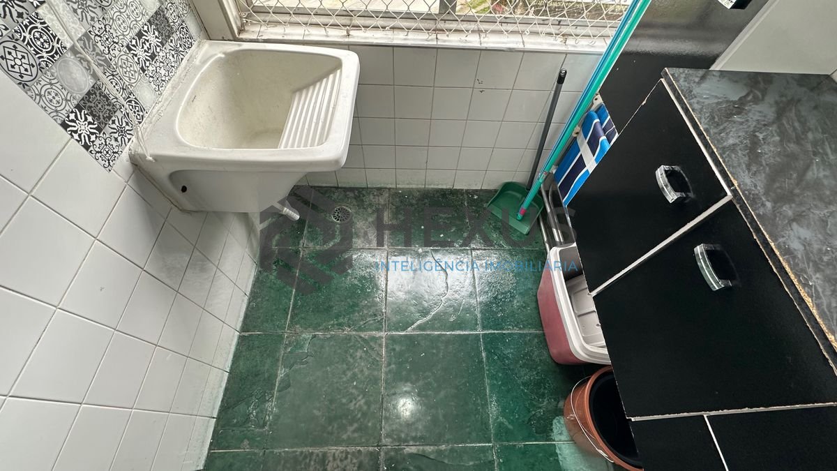 Foto 11 de Apartamento com varanda a 850m da praia na região do Tortugas na Enseada, Guarujá