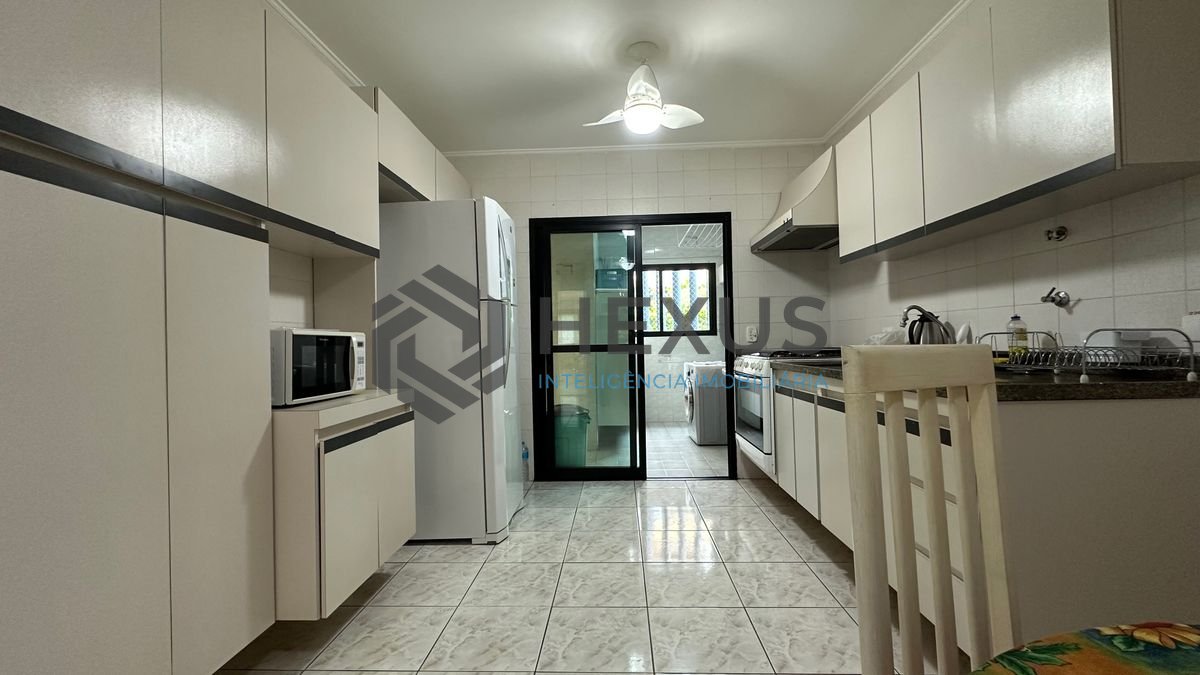 Foto 6 de Apartamento reformado e lazer a 300m da praia na região da Brunella na Enseada, Guarujá