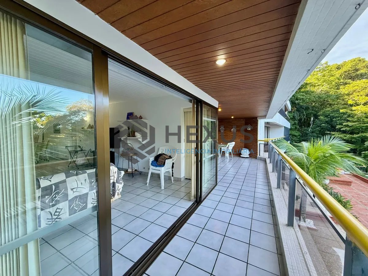 Foto 3 de Apartamento com varanda e lazer na beira mar no Morro Sorocotuba na Enseada, Guarujá