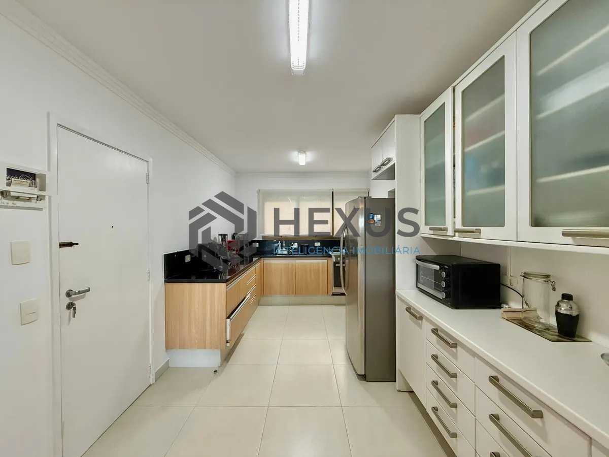 Foto 16 de Apartamento reformado com varanda e lazer na beira mar no Morro Sorocotuba na Enseada, Guarujá