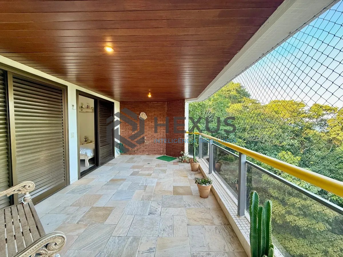 Foto 2 de Apartamento com varanda vista mar e lazer na beira mar no Morro Sorocotuba na Enseada, Guarujá