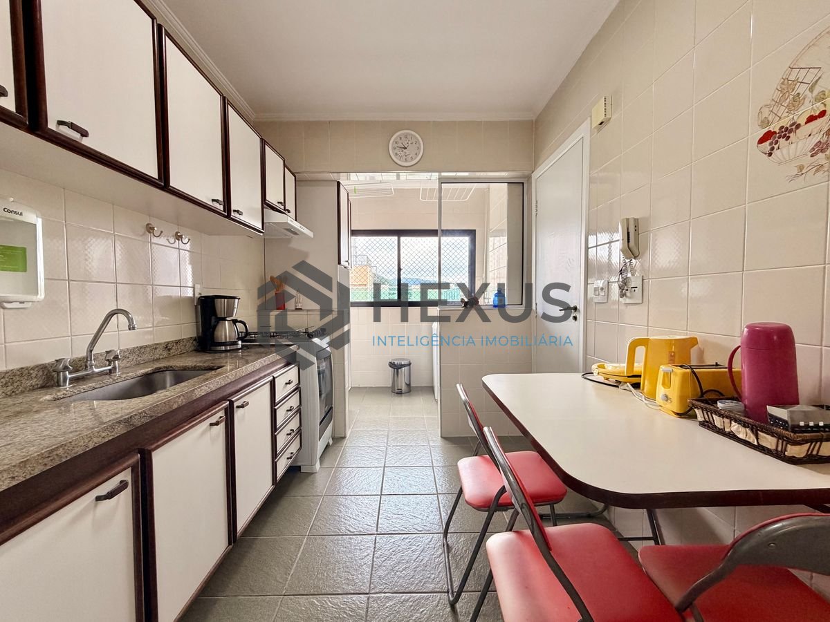 Foto 15 de Apartamento reformado com varanda e lazer no Jardim Astúrias, Guarujá