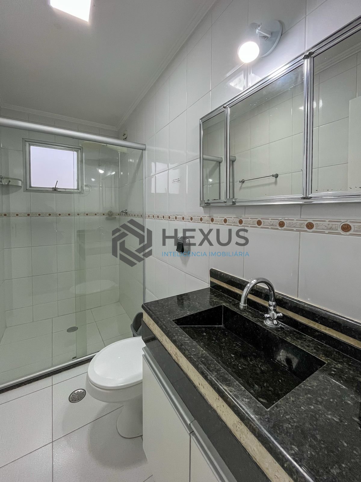 Foto 12 de Apartamento com varanda e lazer a 1 quadra da praia nas Pitangueiras, Guarujá