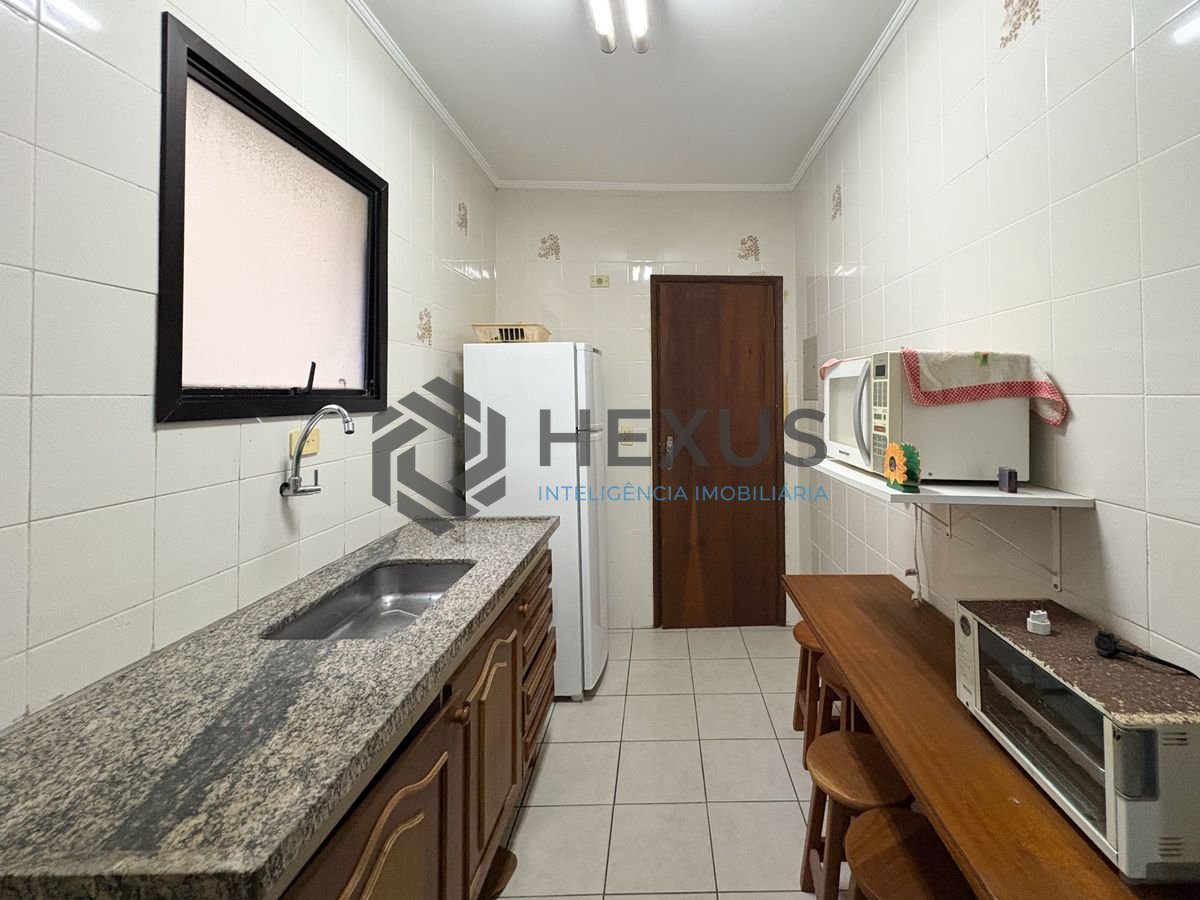 Foto 13 de Apartamento com varanda a 100m da praia na Enseada, Guarujá